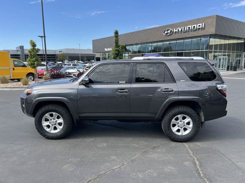 Used 2017 Toyota 4Runner SR5 AWD/4WD image 12