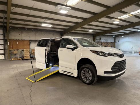 Used 2024 Toyota Sienna LE image 43