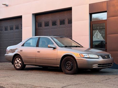Used 1999 Toyota Camry XLE image 19