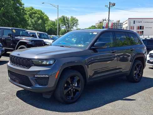 Used 2023 Jeep Grand Cherokee Limited w/ Black Appearance Package AWD/4WD image 3