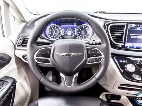 Used 2023 Chrysler Pacifica Touring-L image 19