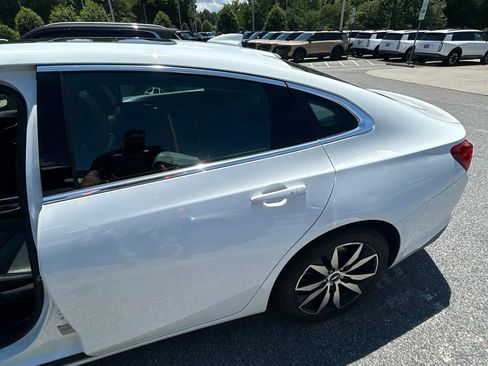 Used 2017 Chevrolet Malibu LT w/ Leather Package FWD image 7