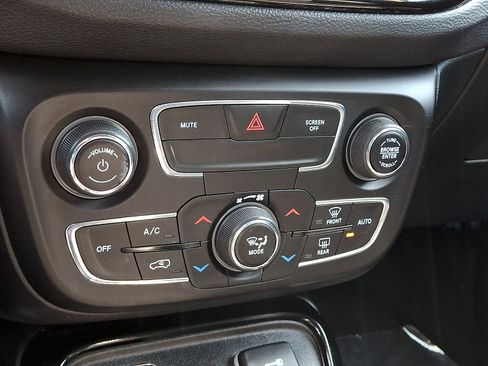 Used 2019 Jeep Compass Latitude FWD image 17