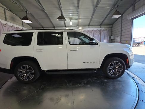 Used 2024 Jeep Wagoneer Series II w/ Flexible Seating Group RWD image 9