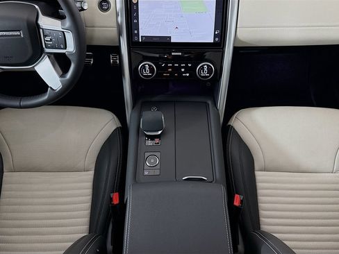 Used 2025 Land Rover Discovery Dynamic SE AWD/4WD image 17