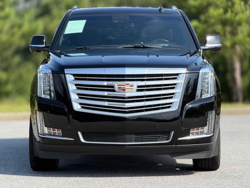 Used 2019 Cadillac Escalade Platinum RWD image 3