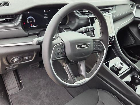 Certified 2026 Jeep Grand Cherokee Laredo AWD/4WD image 11