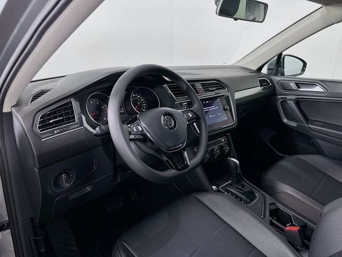 Used 2020 Volkswagen Tiguan SE image 9