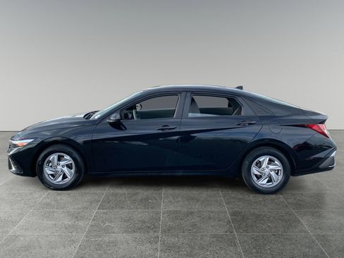 Used 2024 Hyundai Elantra SE image 2