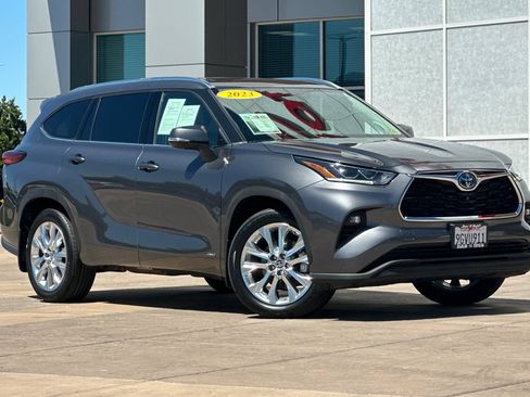 Used 2023 Toyota Highlander Limited AWD/4WD image 2