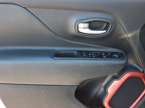 Used 2023 Jeep Renegade Trailhawk image 13