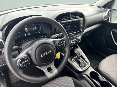 Used 2025 Kia Soul LX w/ LX Technology Package FWD image 8