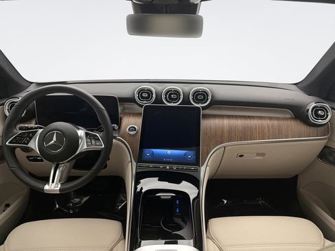 Used 2025 Mercedes-Benz GLC 300 4MATIC image 14