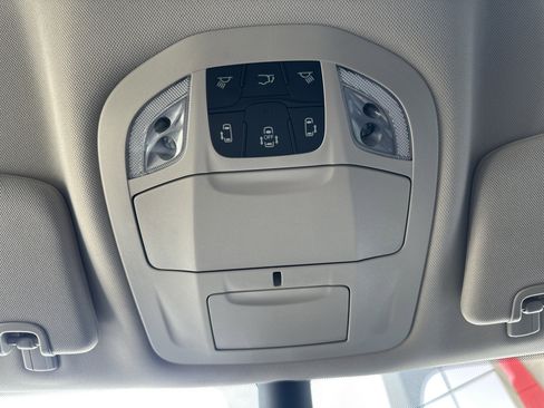 Used 2024 Chrysler Pacifica Touring-L image 37