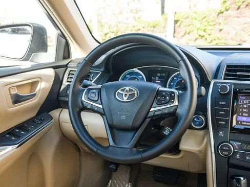 Used 2017 Toyota Camry XLE image 12