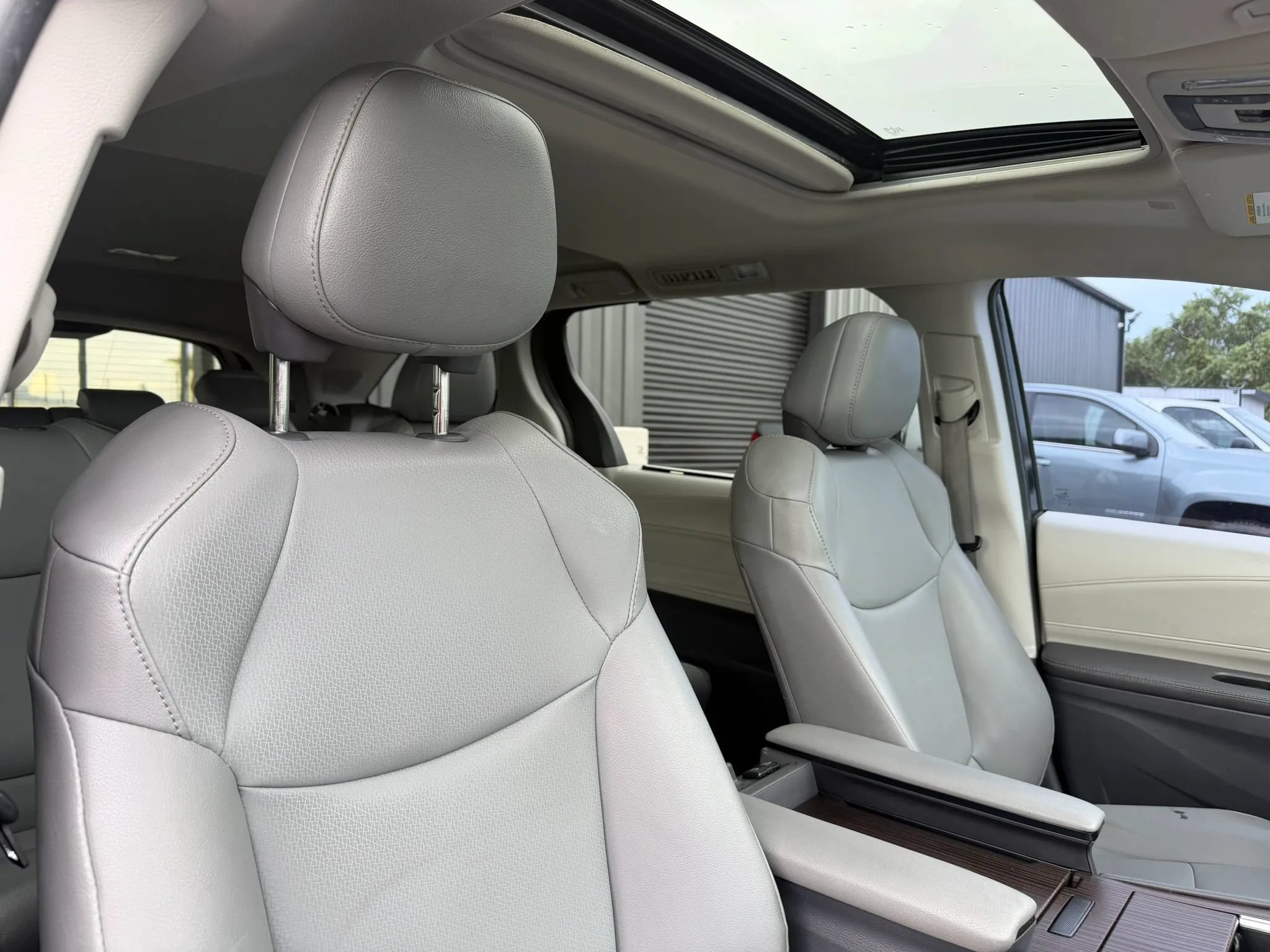 Used 2022 Toyota Sienna XLE w/ XLE Plus Package FWD image 30