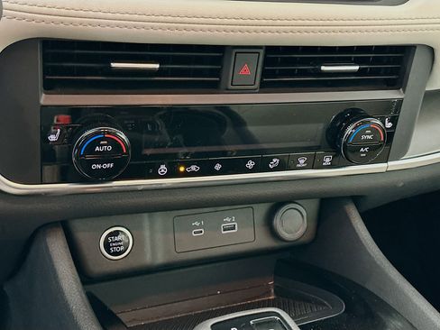 Used 2023 Nissan Rogue SV w/ SV Premium B Package image 23