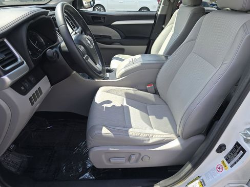 Used 2017 Toyota Highlander Plus AWD/4WD image 21