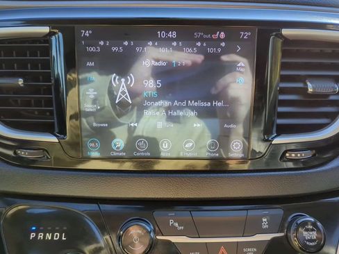 Used 2020 Chrysler Pacifica Touring-L FWD image 17