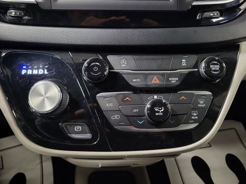 Used 2021 Chrysler Voyager Lxi image 16