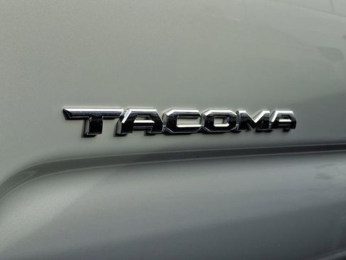 Used 2018 Toyota Tacoma TRD Sport AWD/4WD image 9