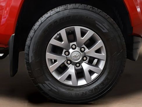 Used 2016 Toyota Tacoma SR5 w/ SR5 Appearance Package (SN) AWD/4WD image 17