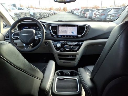 Used 2024 Chrysler Pacifica Touring-L image 8
