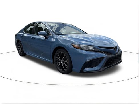 Used 2024 Toyota Camry SE image 1