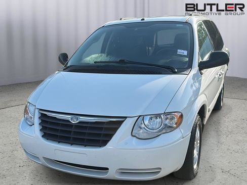Used 2007 Chrysler Town & Country Touring FWD image 3