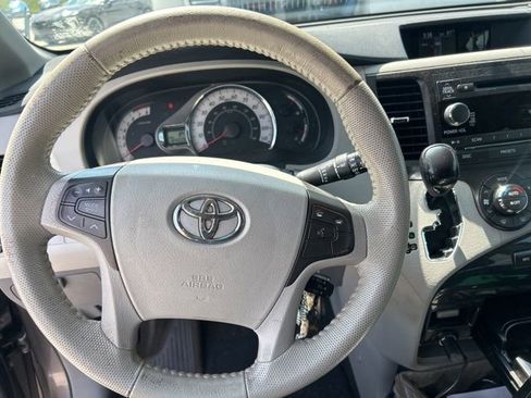 Used 2013 Toyota Sienna SE FWD image 16