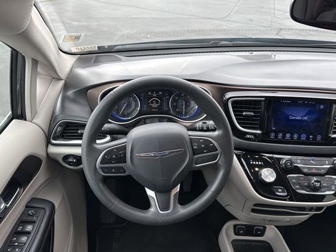 Used 2017 Chrysler Pacifica Touring Plus w/ Tire & Wheel Group image 23