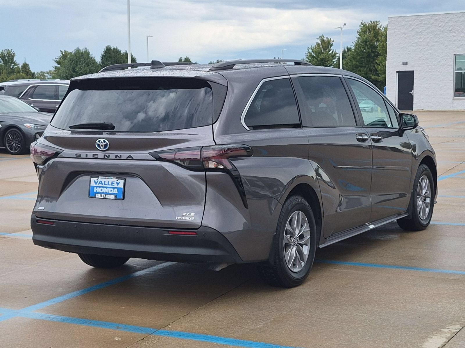 Used 2023 Toyota Sienna XLE AWD/4WD image 6