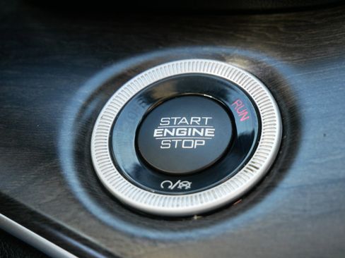 Used 2023 Jeep Grand Cherokee Limited w/ Black Appearance Package image 27