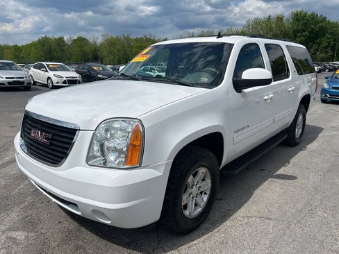 Used 2014 GMC Yukon XL SLT w/ SLT-2 Equipment Package AWD/4WD image 2