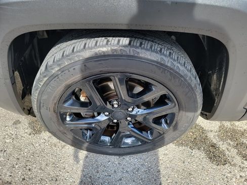 Used 2018 Jeep Renegade Altitude w/ UConnect 8.4 Nav Group FWD image 9