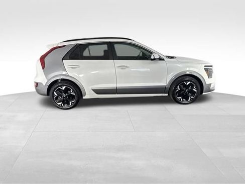 Certified 2024 Kia Niro Wave w/ Wave Preserve Package FWD image 6
