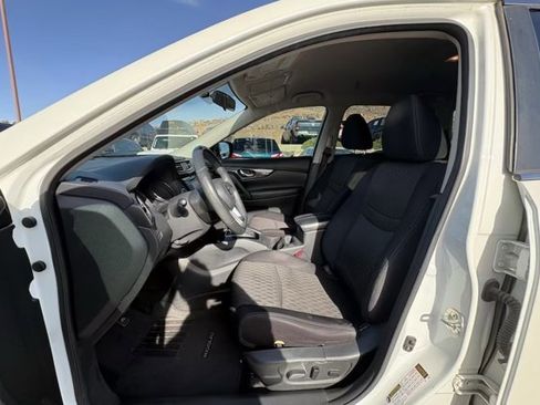 Used 2017 Nissan Rogue SV w/ SV Premium Package image 9