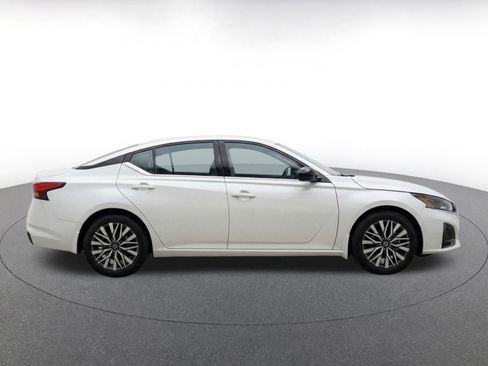 Used 2025 Nissan Altima 2.5 SV FWD image 10