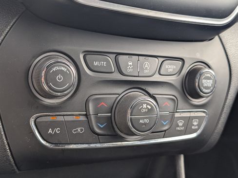 Used 2021 Jeep Cherokee Latitude Lux 80th Anniv w/ Quick Order Package 26U 80TH FWD image 13