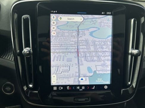 Used 2025 Volvo XC40 B5 Plus image 23