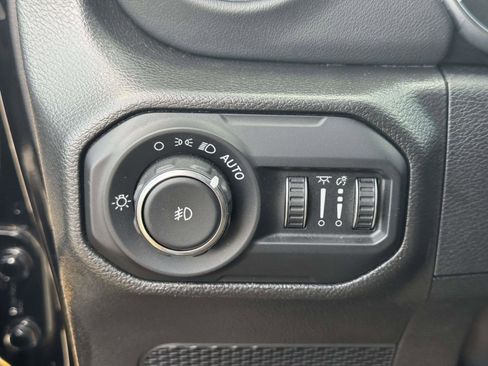 Used 2022 Jeep Wrangler Unlimited Sahara w/ LED Lighting Group AWD/4WD image 18
