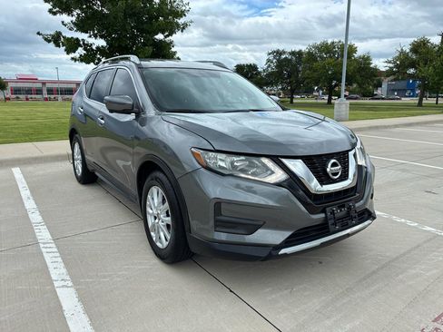 Used 2018 Nissan Rogue SV w/ Premium Package FWD image 3