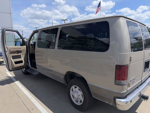 Used 2009 Ford E-350 and Econoline 350 Super Duty Wagon RWD image 8