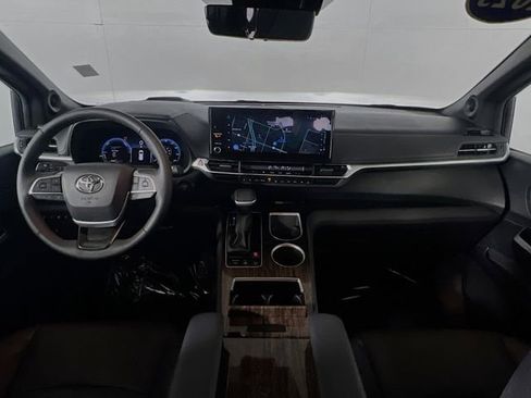 Used 2025 Toyota Sienna Platinum image 28