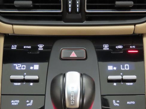 Certified 2024 Porsche Macan AWD/4WD image 25