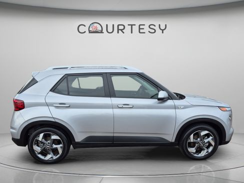 Used 2025 Hyundai Venue SEL FWD image 8