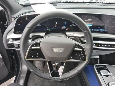 Used 2025 Cadillac Lyriq Luxury image 2