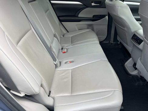 Used 2019 Toyota Highlander XLE AWD/4WD image 21