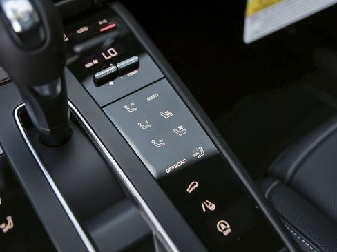 Certified 2026 Porsche Macan Turbo AWD/4WD image 27