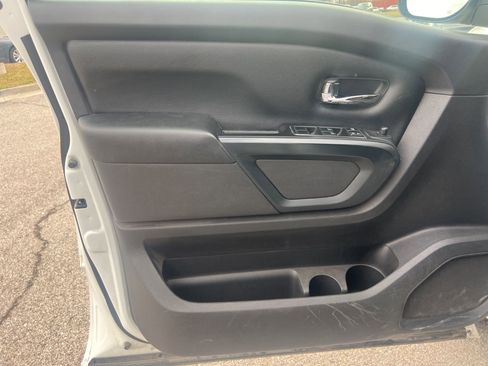 Used 2019 Nissan Titan SV w/ SV Convenience Package image 10